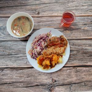 Zdjęcie przedstawia Dietę podstawową:  Zupa jarzynowa z zacierką Ziemniaki młode z koperkiem gotowane Bitka schabowa Surówka z kapusty białej i czerwonej Kompot owocowy Sos cygański